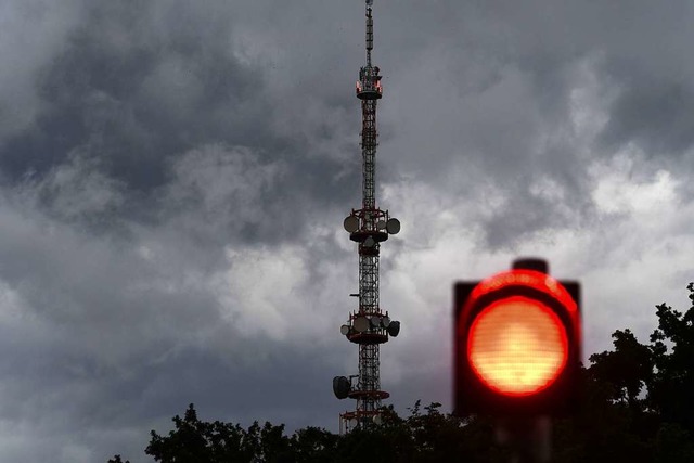 Dunkle Wolken ziehen am Sendeturm des Bayerischen Rundfunks vorbei.  | Foto: Felix Hrhager (dpa)