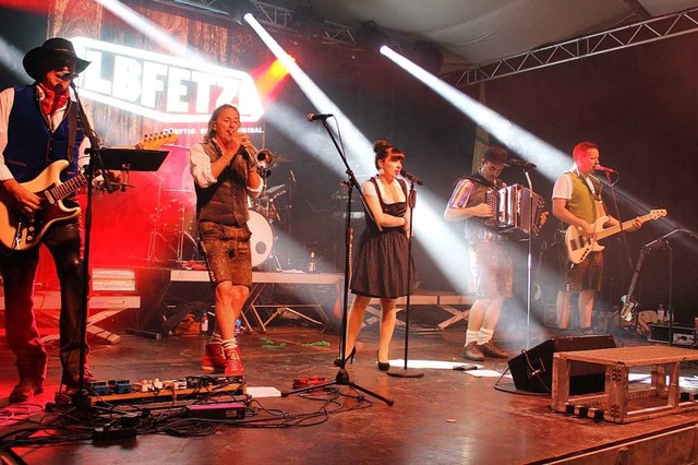 Bands wie die Albfetza heizten mit ihren Party-Hits krftig ein.  | Foto: Erich Krieger