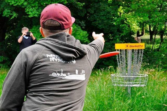 Im Bad Krozinger Kurpark kann man jetzt Disc-Golf spielen