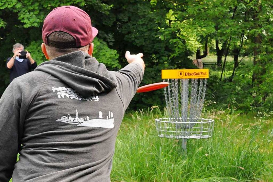 Mit Geschick und Konzentration landet das Frisbee im Ziel.   | Foto: Ralf Strittmatter