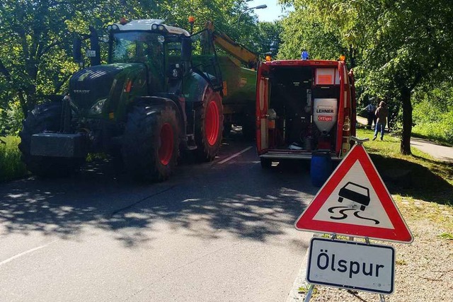 Die Salzertstrae war nach einem Unfal...mstag fast vier Stunden lang gesperrt.  | Foto: Feuerwehr