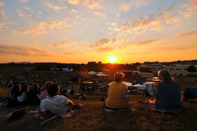 Die Sonne geht unter ber der Bhne: D...Jahr beim Emmendinger Tafelberg-Event.  | Foto: Benedikt Sommer