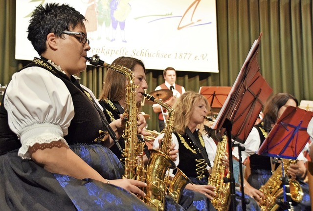 Die  Saxophone sind in der Trachtenkapelle Schluchsee fest in Frauenhand.  | Foto: Evamarie Kurfess