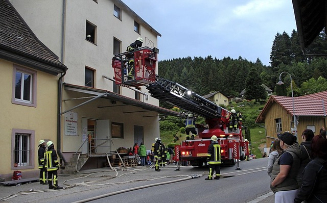 Bei der ffentlichen Feuerwehrbung in...ergeschoss der Tantenmhle zum Einsatz  | Foto: Rolf-Dieter Kanmacher