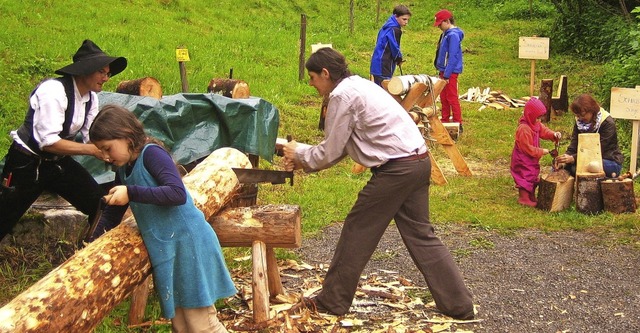 Bei der Frhnder Klopfsge wurde am M...eativitt beim Spielen mit dem Holz.    | Foto: Gerhard Wiezel