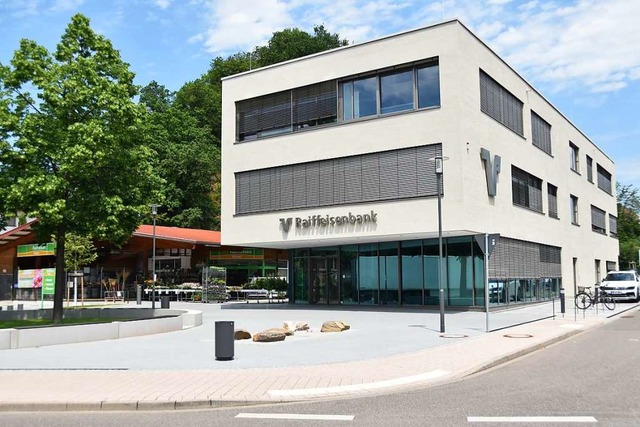 Seit Herbst 2018 hat die Raiffeisenbank Denzlingen ein neues Bankgebude.  | Foto: Sebastian Krger