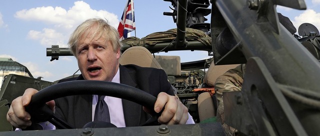 Favorit Boris Johnson, damals Auenmin...such in Polen in einem Militrfahrzeug  | Foto: Czarek Sokolowski