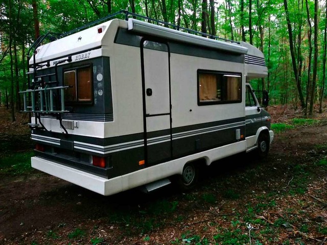 Dieses Wohnmobil wurde bei der Tat ben...im Wald gefunden &#8211; festgefahren.  | Foto: - (dpa)