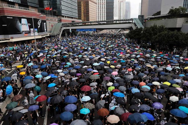 Massenprotest mit Regenschirmen in Hongkong  | Foto: Kin Cheung (dpa)
