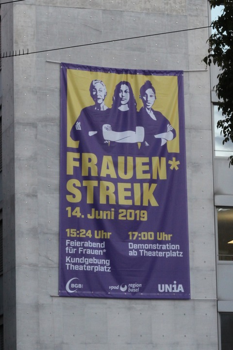 Plakate und Fahnen in Basel kndigen den Streik am 14. Juni an.  | Foto: Joshua Kocher