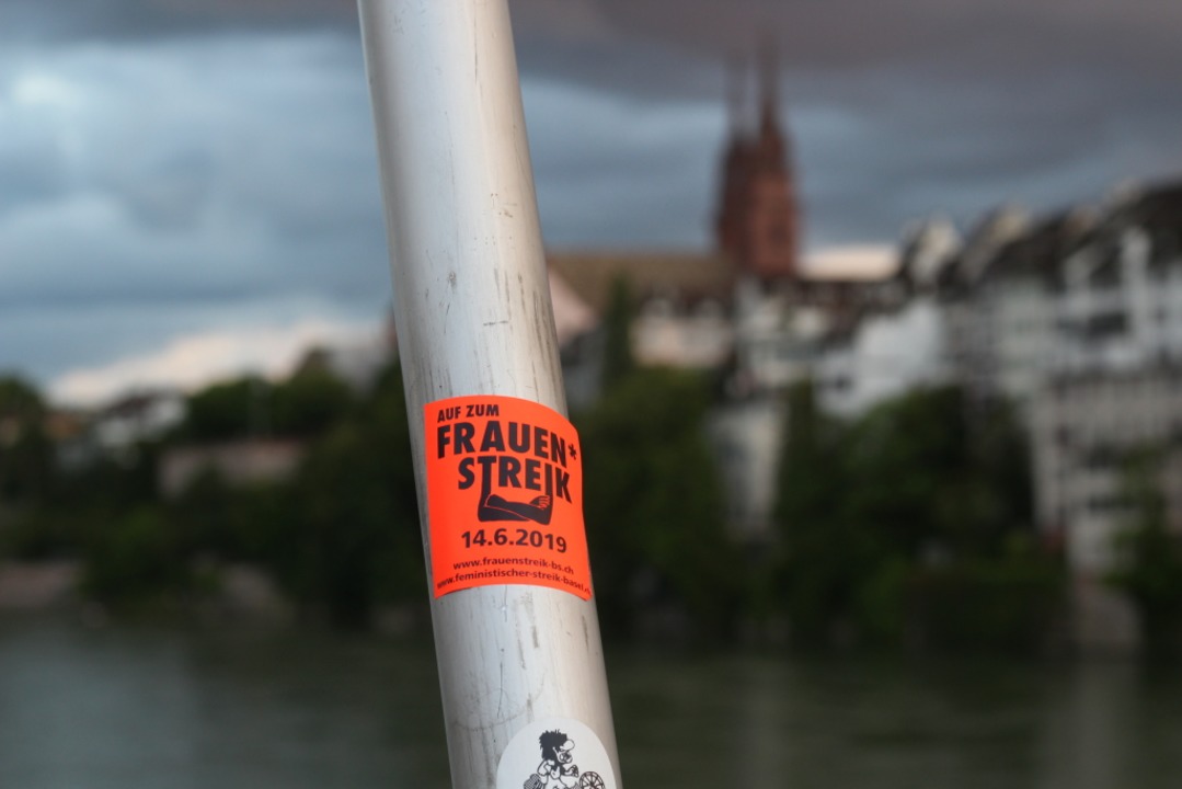 Aufkleber  in Basel kndigen den Streik am 14. Juni an.  | Foto: Joshua Kocher