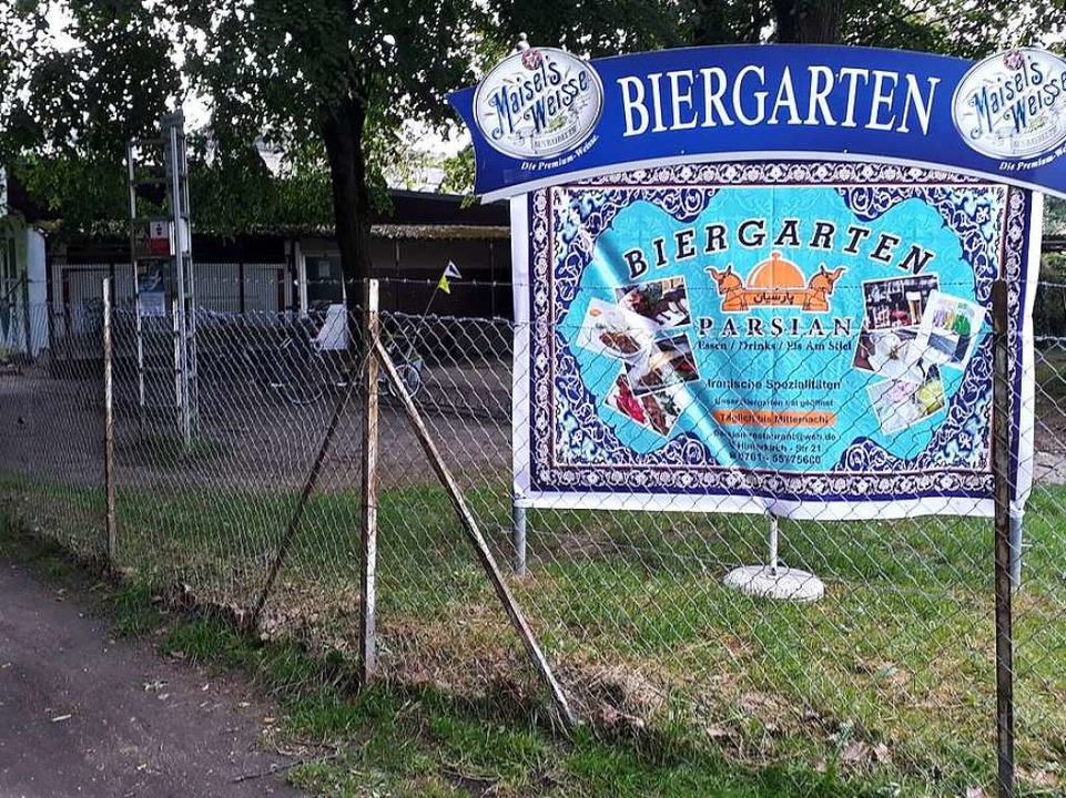 Mit einem Werbeplakat versucht Vahid V...nterwegs sind, fr sich zu begeistern.  | Foto: Hannes Selz