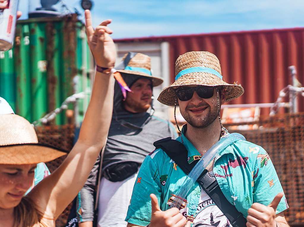 Fuball, Volleyball, Party: Tausende Medizinstudierende aus ganz Deutschland haben es am verlngerten Wochenende auf einem Flugplatz in Thringen krachen gelassen.