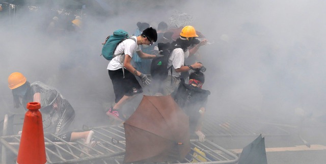 Die Proteste in Hongkong schlagen in Gewalt um.  | Foto: Kin Cheung (dpa)