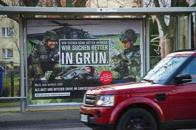 Die Bundeswehr wirbt mit Plakaten fr ihre Truppe.   | Foto: Stefan Sauer