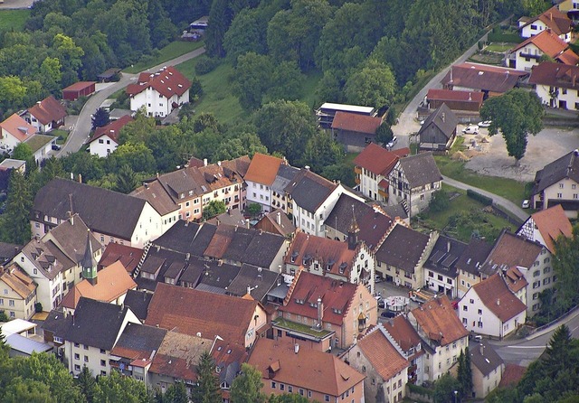 Die Kernstadt Sthlingens aus der Voge...s &#8222;denkmalgeschtzt&#8220; aus.   | Foto: Edelgard Bernauer