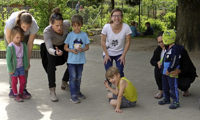 Eltern und Kinder der Kita Farbklecks ... beim gemeinsamen Spiel ins Gesprch    | Foto: Stadt 