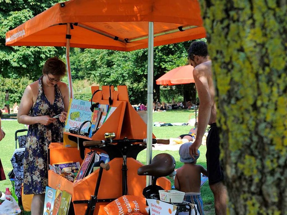 Bei dem Fahrrad kann man sich Kinderb...ics und Gegenwartsliteratur ausleihen.  | Foto: Alexandra Heneka