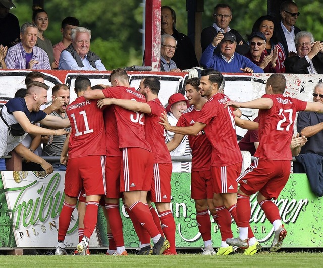 Die Fans feiern mit den Spielern des F...er FC den Heimsieg im Dietenbachpark.   | Foto: Achim Keller