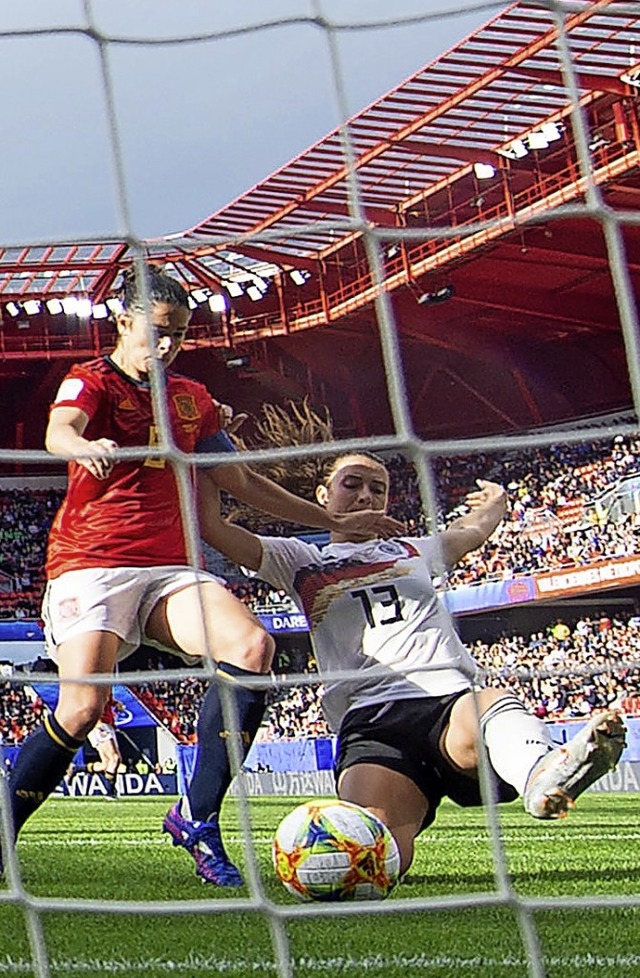 Sara Dbritz (rechts) stochert den Ball  ins Tor.   | Foto: Sebastian Gollnow (dpa)