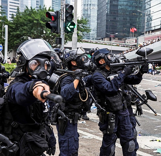 Schwer bewaffnet: Polizei in Hongkong  | Foto: ISAAC LAWRENCE (AFP)