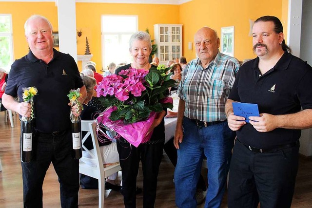 Mit Blumen und Wein bedankte sich Harr...chseinhalb Jahre Seniorenmittagstisch.  | Foto: Reinhard Cremer