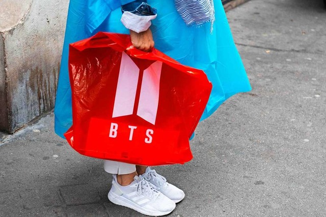 Ein BTS-Fan in Paris   | Foto: - (AFP)