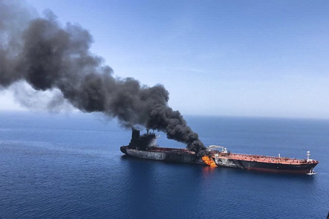 Im Golf von Oman geriet der ltanker ...Frontline nach einem Angriff in Brand.  | Foto: Uncredited (dpa)