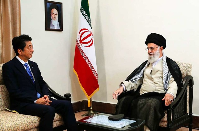 Ajatollah Ali Chamenei (rechts) mit de...nischen Ministerprsidenten Shinzo Abe  | Foto: Uncredited (dpa)