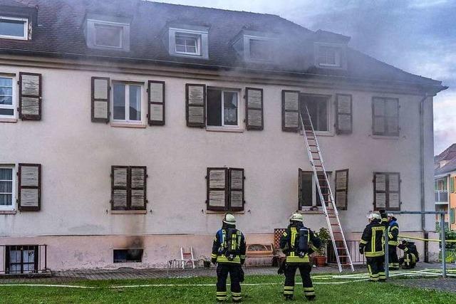 Feuerwehr muss sieben Menschen aus einem Haus retten