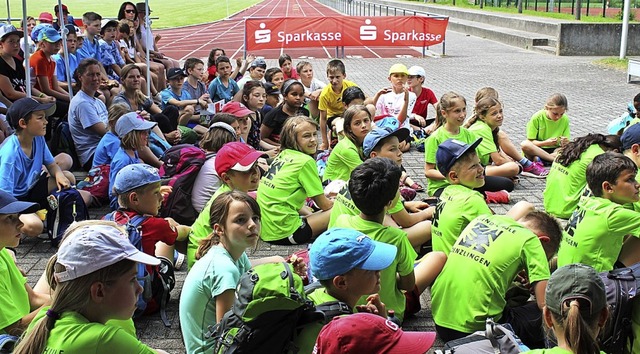 Schler bei der Siegerehrung im Teninger Emil-Schindler-Stadion  | Foto: Landratsamt Emmendingen / Katharina Bchle