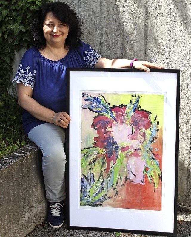 Margarethe Seidler prsentiert eines ihrer mit Gouache gemalten Bilder.  | Foto: Reinhard Cremer