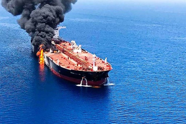 Notfall im Golf von Oman: Feuer am  ltanker Front Altair.  | Foto: Uncredited (dpa)