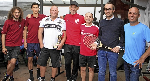 Oliver Weber, Vorsitzender des TC Kais...rten Mannschaften des Vogtsburg Open.   | Foto: Herbert Trogus