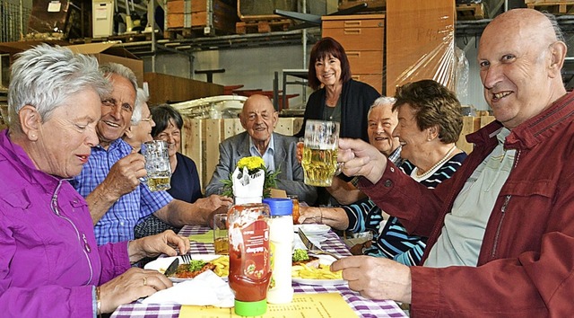 Geselligkeit herrschte beim Frhlingsf...ehend die Vorsitzende Ursula Honeck).   | Foto: Paul Berger