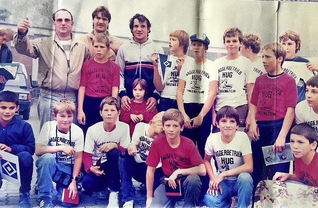 Beim Ausflug  nach Hamburg 1982 trafen...HSV-Spieler Felix Magath (Bildmitte).   | Foto: Edgar Steinfelder