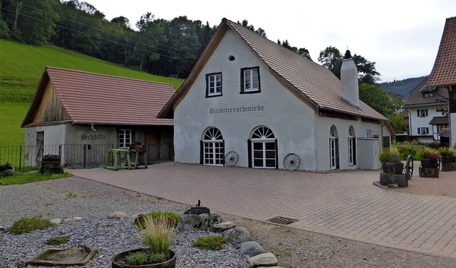 Die Hammerschmieden-Anlage, Schmiede u...tlich zu einem Juwel im Ort geworden.   | Foto: Roland Gutjahr