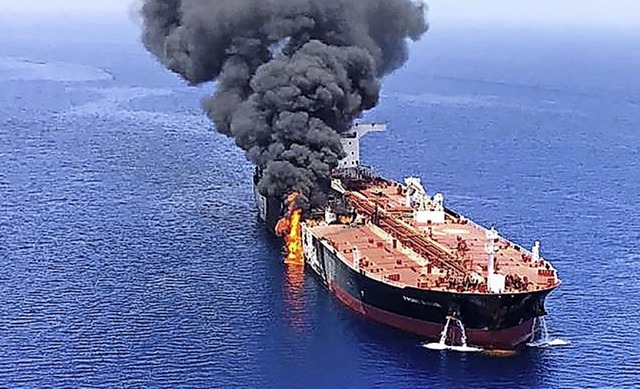 Der brennende Tanker Front Altair im Golf von Oman  | Foto: - (AFP)