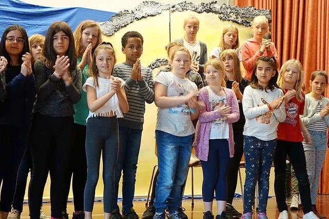 Im Chor proben die Kinder die Lieder f...-Schule Bad Sckingen aufgefhrt wird.  | Foto: Roswitha Frey