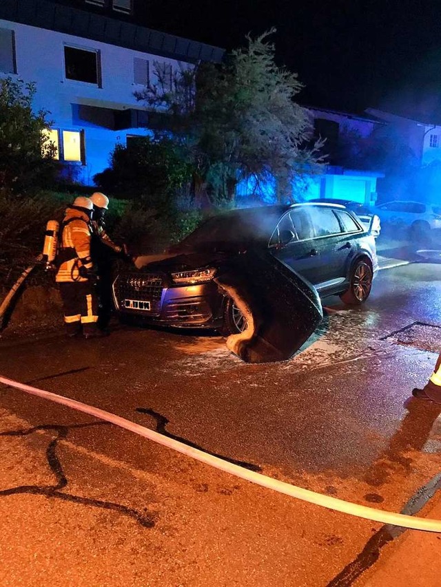 Der Audi SQ7 in Bombach wurde laut Polizei vllig zerstrt.  | Foto: Feuerwehr Kenzingen