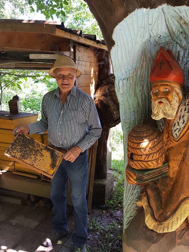 Paul Isenmann bei seinen Bienenvlkern...er extra aus Holz hat fertigen lassen.  | Foto: Beate Zehnle-Lehmann