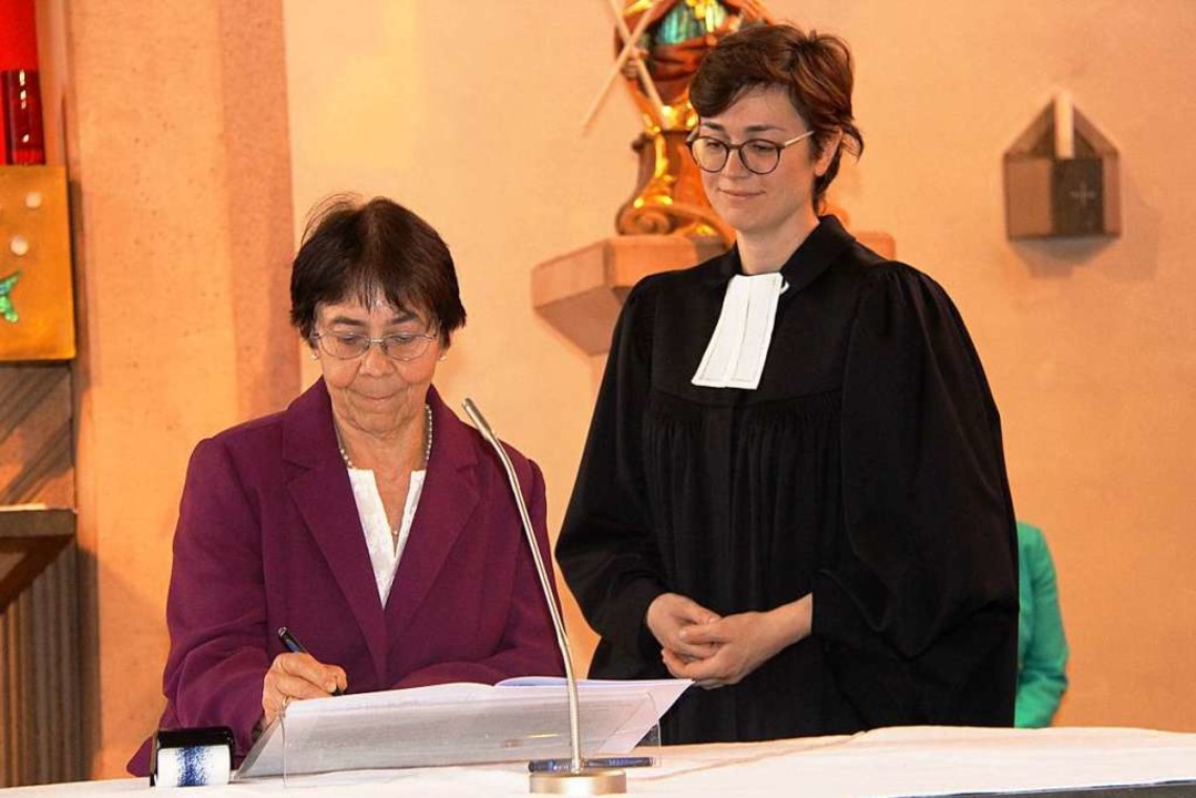 Vom evangelischen Kirchengemeinderat B...in Laura Artes die Rahmenvereinbarung.  | Foto: Horst David