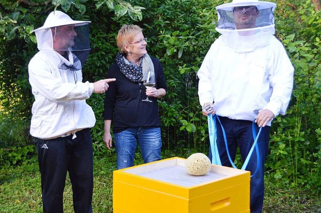 Im Garten von Claude Sispele (links) u...Bienenvolk ein neues Zuhause gefunden.  | Foto: Horatio Gollin