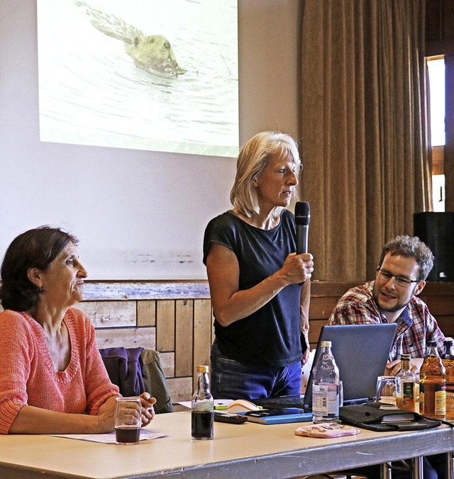 Friederike Tribukait, Bettina Sttele ...ierten ber den Biber im Schlchtsee.   | Foto: Dorothe Kuhlmann