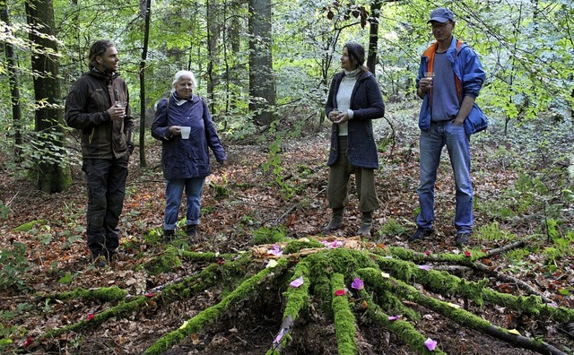 Jeder Teilnehmer erschuf ein eigenes Kunstwerk auf dem Waldboden.  | Foto: Annika Sindlinger