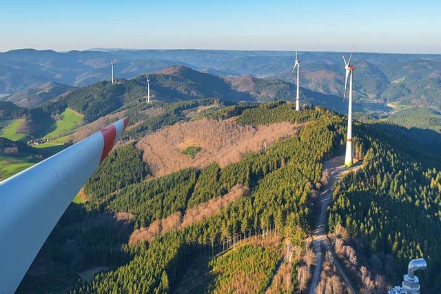 Blick ber den Hhenrcke zwischen Elz... und II, bestehend aus je drei Anlagen  | Foto: Windkraft Schonach