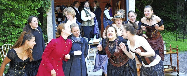 Die Teegesellschaft ist ein festes Element im Theaterstck.   | Foto: Sylvia-Karina Jahn