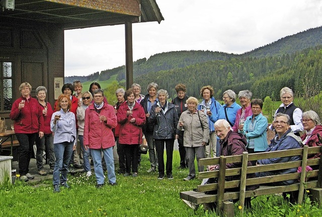 Gisela Klein (vorne links) feiert das ...der Sektpause  vor der Hofer Kapelle.   | Foto: Ulrike Spiegelhalter