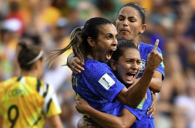 Marta (links) feiert ihr 16. Tor bei e...ei fnf Weltmeisterschaften getroffen.  | Foto: PASCAL GUYOT (AFP)