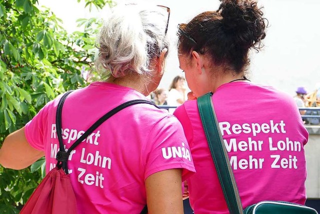 Frhliche Stimmung, klare Forderungen: Szenen von der Frauen-Demo in Basel.  | Foto: Martina David-Wenk